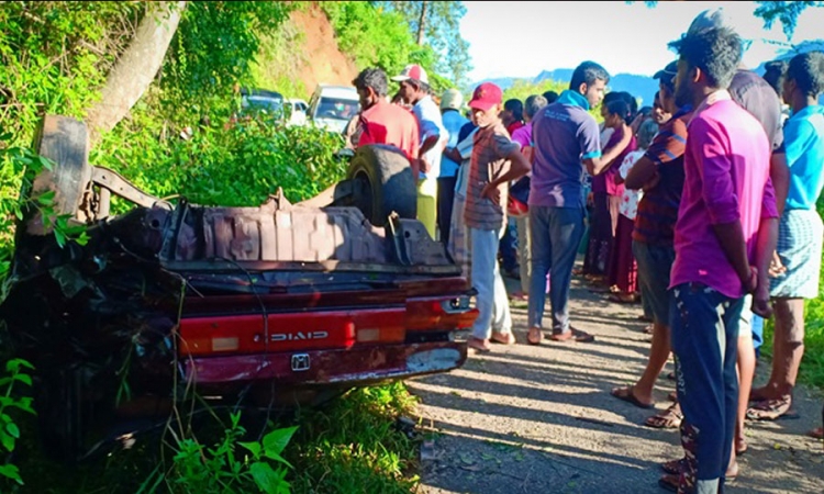 පුද්ගලයෙක්ට මරු කැඳවමින් මහරෑ මෝටර් රථයක අඩි 300ක ප්‍රපාතයකට