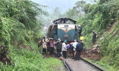 උඩරට දුම්රිය මගට කුණු කන්දක් කඩා වැටෙයි