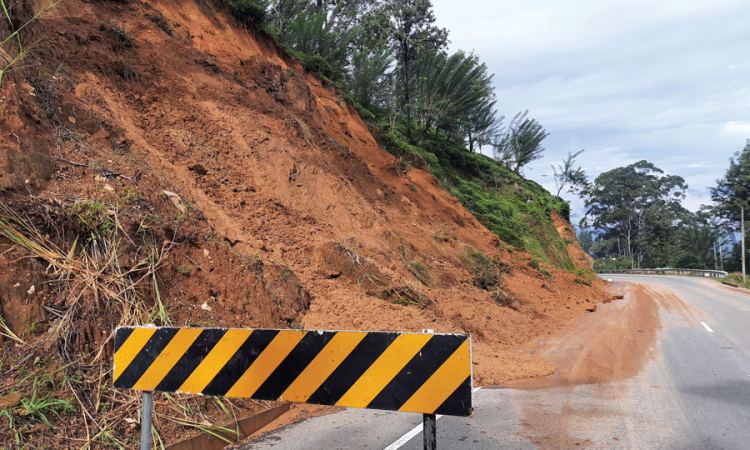 නායයෑමකින් රඹුක්කන තිදෙනෙක් ජීවිතක්ෂයට