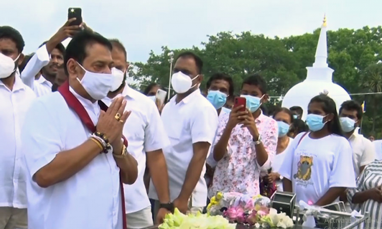 අග්‍රාමාත්‍යතුමා ජය ශ්‍රී මහා බෝධීන් වහන්සේ වැඳපුදා ගනී....