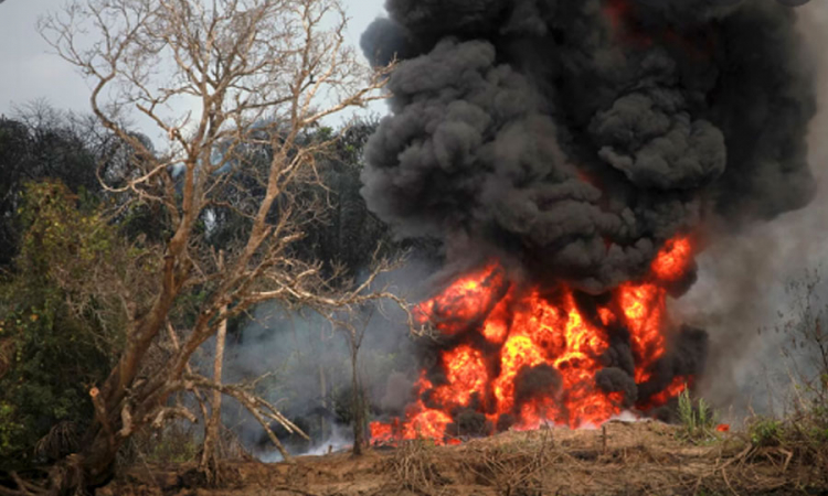 තෙල් පිරිපහදු මධ්‍යස්ථානයේ පිපිරීමකින් සිය ගණනක් මරුට