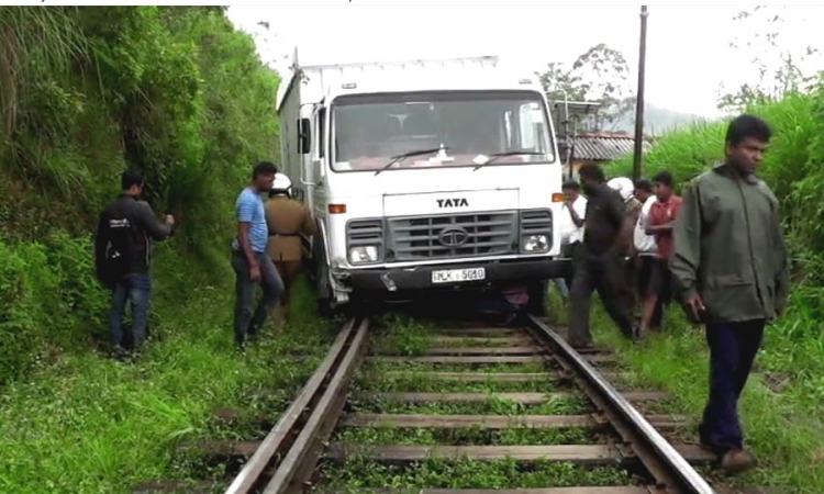 ලොරියක් දුම්රිය මාර්ගයේ ධාවනය වීමෙන් ගමනාගමනයට බාධා