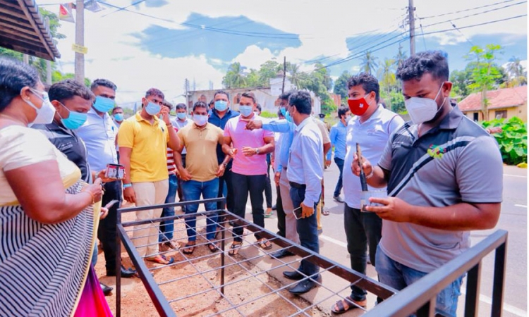 ඇඳන් 10,000ක් ප්‍රදානය කිරීමේ ජාතික ව්‍යාපෘතිය අමාත්‍ය නාමල්ගේ නිරීක්ෂණට