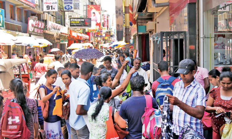 අලුත් අවුරුද්ද පිළිගන්න ජනතාව සූදානම් (වීඩියෝ)