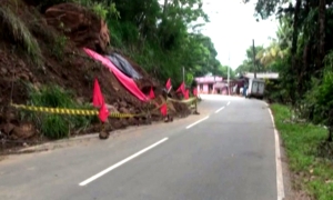 මහනුවර - වලපනේ මංතීරුවක් වැසේ