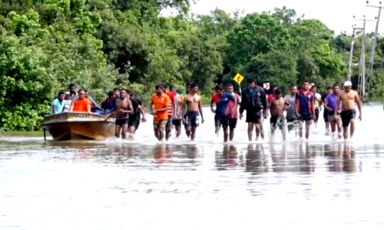 අධික වර්ෂාවත් සමඟ ප්‍රදේශ රැසක ජල මට්ටම ඉහළට, ජන ජිවිතයට බාධා