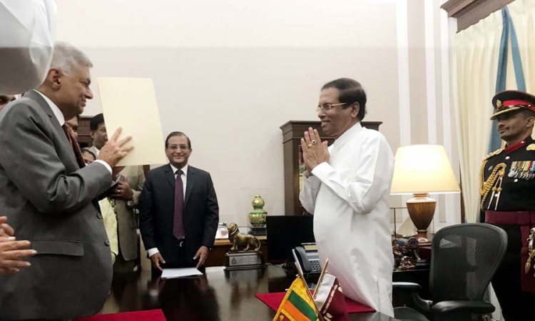 රනිල් වික්‍රමසිංහ නව අගමැති ලෙස ජනපති ඉදිරියේ දිවුරුම් දෙයි (වීඩියෝ)