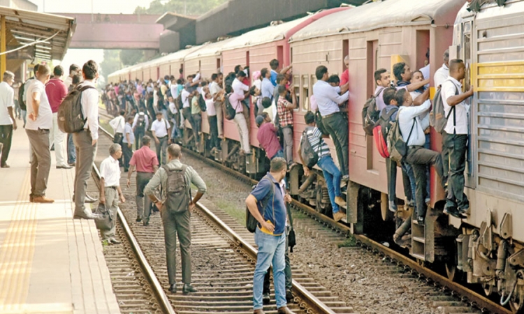 දුම්රිය අත්‍යාවශ්‍ය සේවාවක් බවට පත් කෙරේ